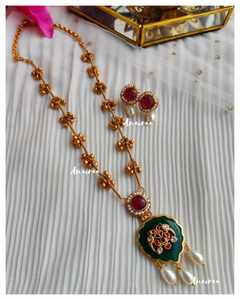 Kadi kundan pendant set with ghungroo chain