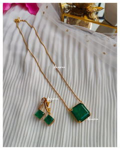 Emerald doublet pendant set