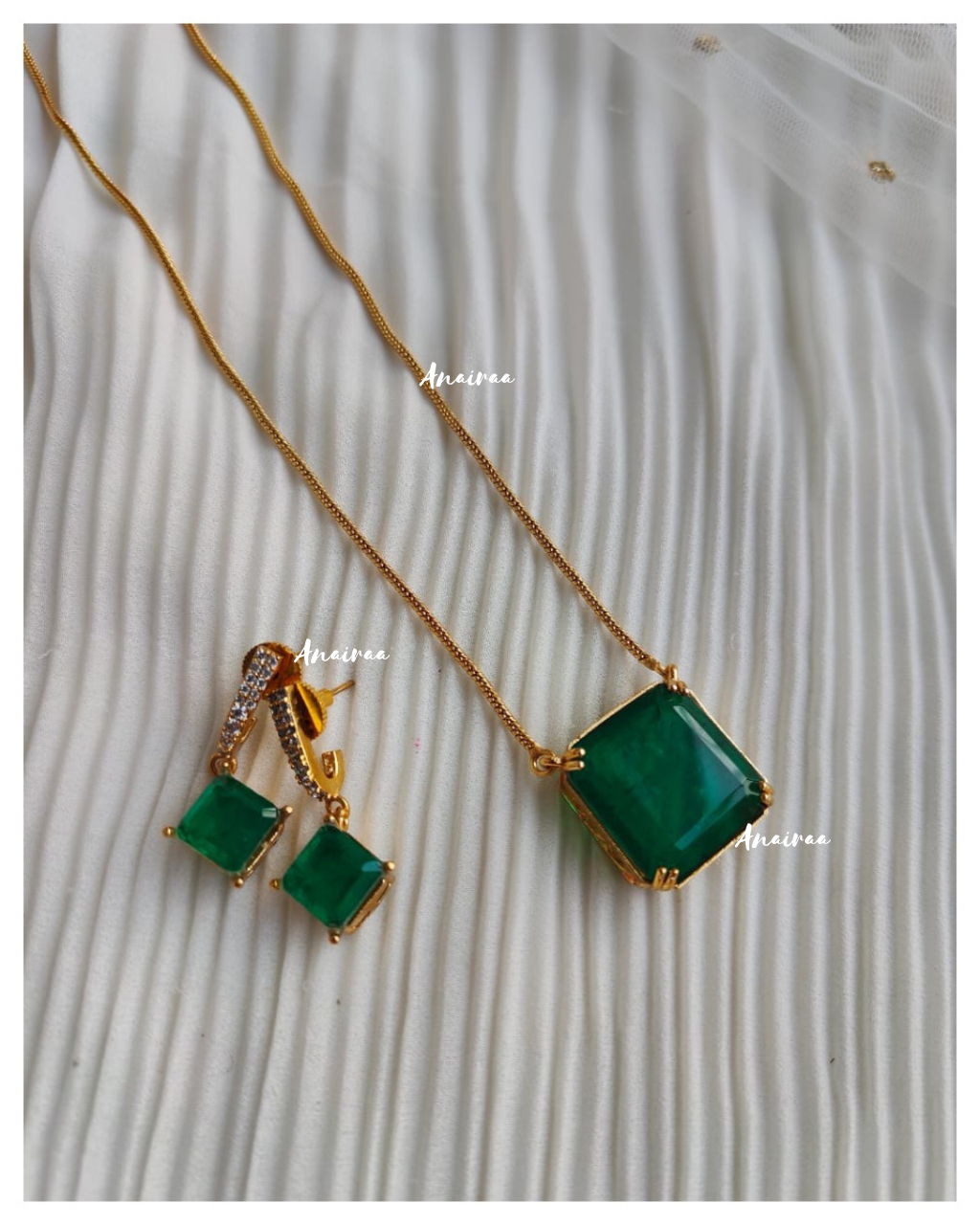 Emerald doublet pendant set