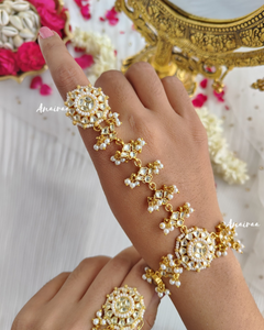 White color paachi kundan hathphool