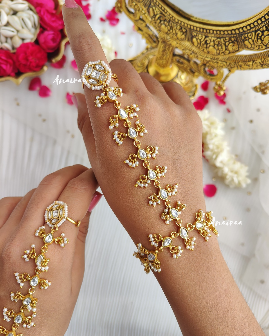 Whtie colour paachi kundan hathphool