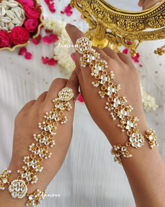 white color paachi kundan hathphool