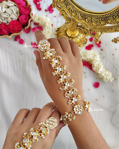 white color paachi kundan hathphool