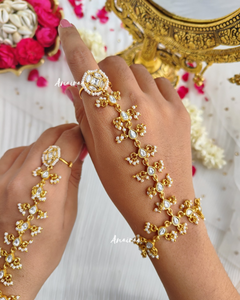 Whtie colour paachi kundan hathphool