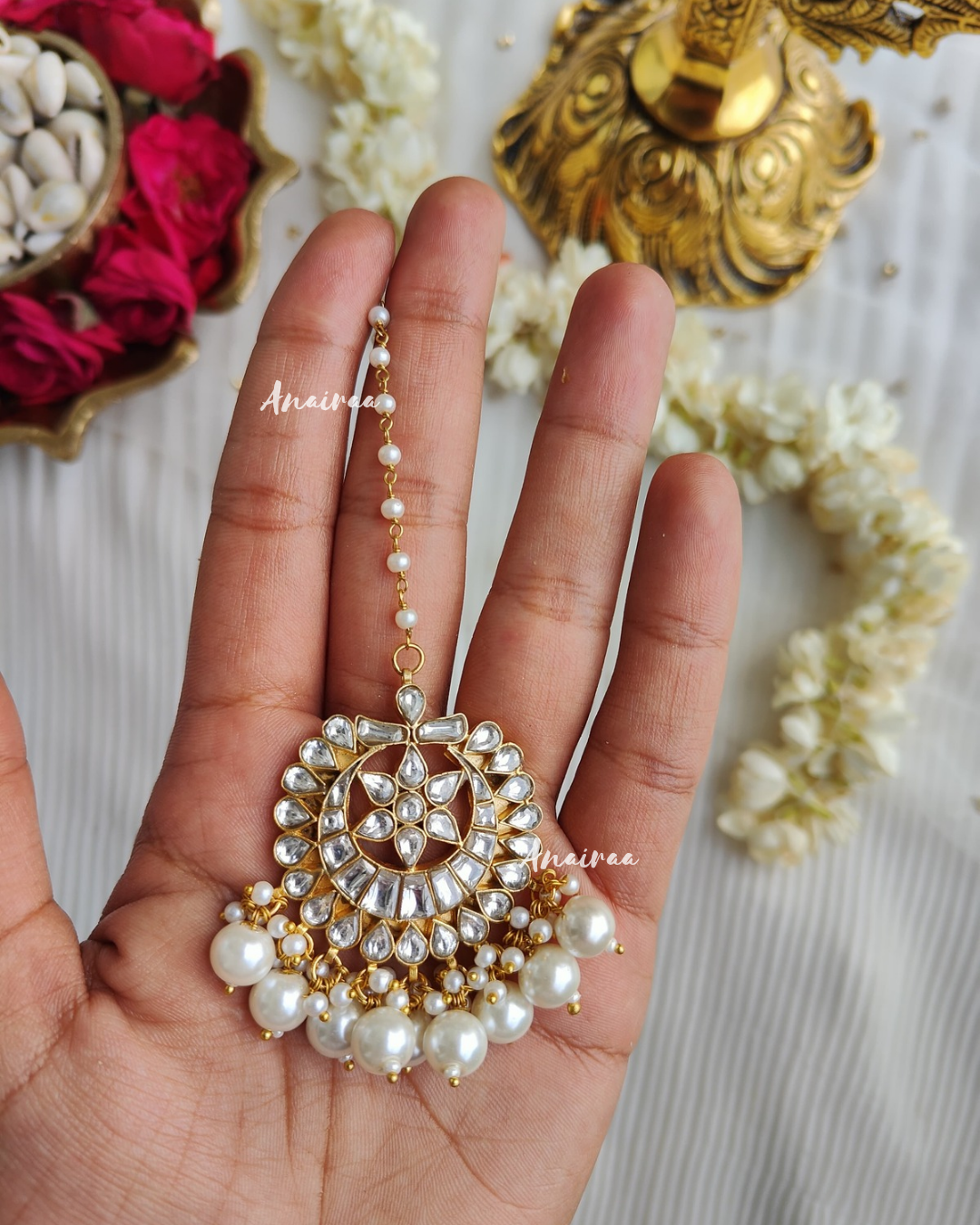White color paachi kundan maangtikka